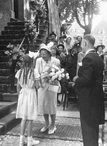 405204 Afbeelding van het bezoek van Koningin Juliana aan Wijk bij Duurstede, tijdens de ontvangst met bloemen bij het ...